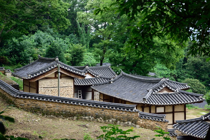 문간채에서 본 전경2 (촬영년도 : 2015년)