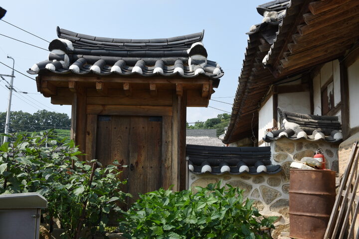 여주 보통리 고택_사잇문 (촬영년도 : 2015년)