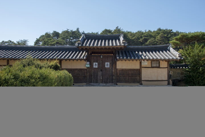 봉화 쌍벽당 종택_대문채 원경 (촬영년도 : 2015년)