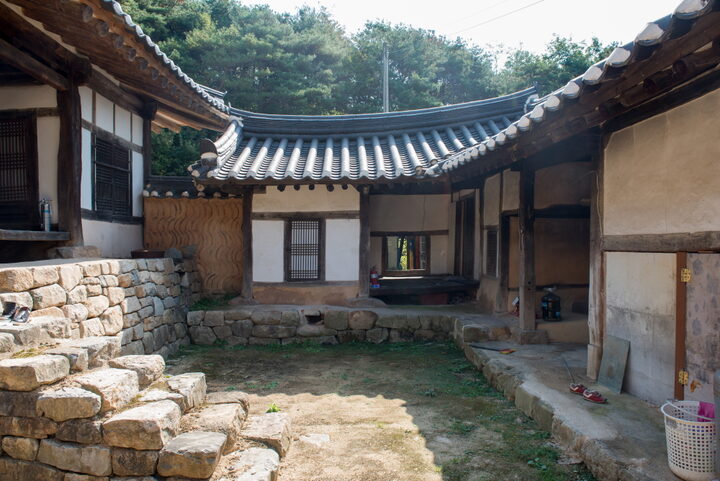 안동 안동권씨 소등재사_안마당2 (촬영년도 : 2015년)
