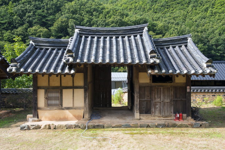 영천 매산고택과 산수정_마당에서 본 매산고택 대문채 (촬영년도 : 2015년)