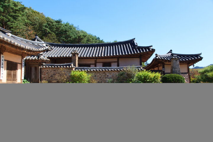 예산 수당고택_사랑채 앞마당에서 바라본 안채 (촬영년도 : 2015년)
