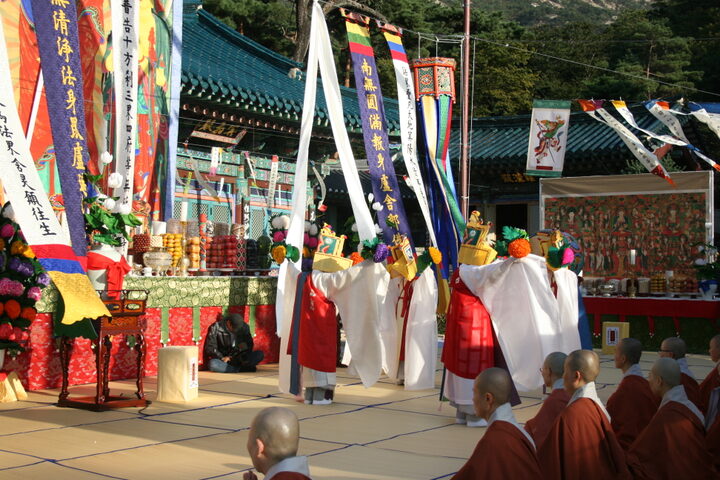 영산작법-향화게 착복무3 ((사)진관사국행수륙재보존회)
