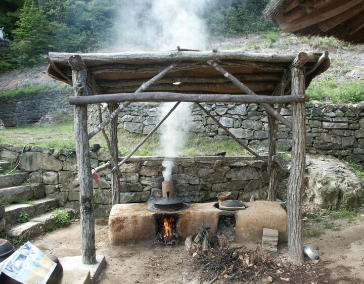 떡차를 만들기 위해 찌는 과정(국가유산청)