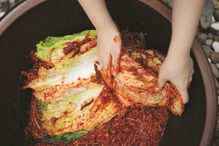 양념을 버무린 배추김치(국가유산진흥원)