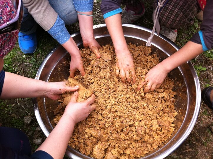 장 가르기(메주덩어리에 항아리 속 장물을 부으면서 잘게 부수기)(국가유산청)