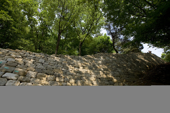 147360_복원중인 성벽_석장_국가유산청