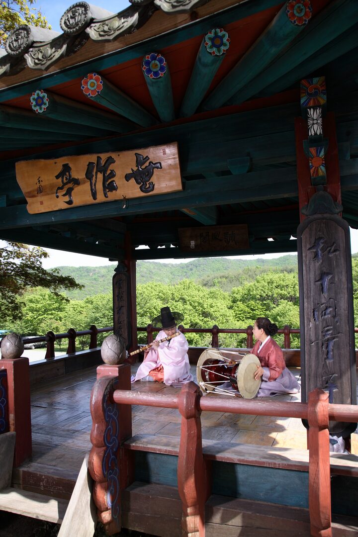 17557_장구 반주에 맞춰 연주하는 모습_대금산조_국가유산청