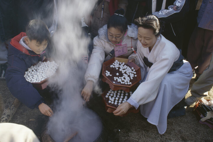 팥죽에 새알심 넣기(사진 제공 국립민속박물관)