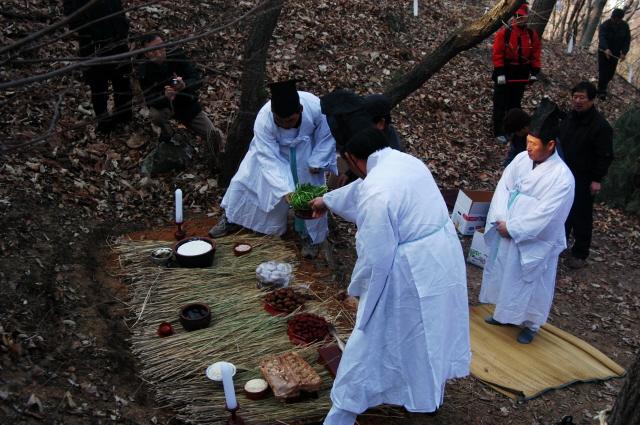 무수동산신제는 조선시대 후기부터 현재에 이르기까지 안동권씨 집성촌인 무수동에 전래되고 있는 마을신앙으로서, 대전지역 민속문화의 전통을 보전하기 위해 대전광역시 무형문화재로 지정 예고함.