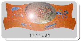 칠기가 우리생활에 쓰이기 시작한 시기는 정확하지 않으나 중국 漢代에 칠기가 있었다는 기록이 있으며 우리나라에서도 낙랑고분에서 칠기가 출토되고 신라의 관직제도에 칠전이 있었던 것으로 미루어 삼국시대 이전부터 칠기를 사용한 것으로 추정된다. 고려시대 이후 우리나라의 나전칠기는 독자적인 기법을 자랑하며 우수한 작품을 많이 남겨 고려 인종 때 서긍이 지은「고려도경」에는 우리나라 나전칠기의 우수성을 입증하는 기록이 남아 있기도 하다. 나전칠기의 문양도 시대적으로 구분되는데 15,16세기에는 고려의 섬세함에서 벗어나 연당초문, 쌍봉문, 쌍용문, 보상화문 등 대담하고 활달한 표현이 등장했고, 17,18세기에는 사군자나 십장생 등 문인화풍의 문양이 성행하였다.