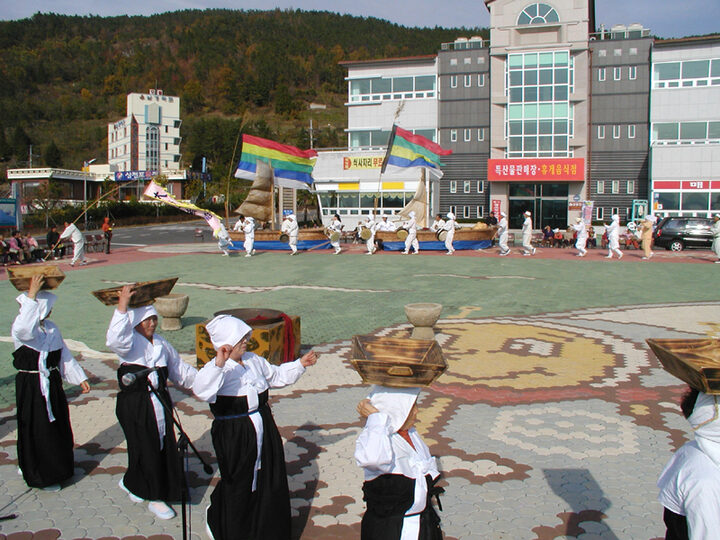 마도 갈방아소리는 전어 잡이 그물에 갈물을 드리는 작업 시에 부르는 노동요로서 전어 잡이 그물 당기는 소리를 합하여 공연하고 있다.