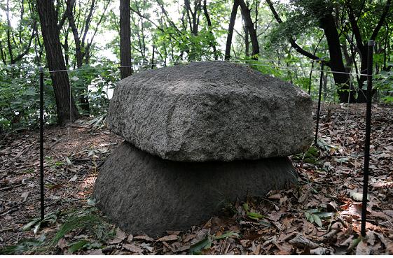 상부가 노출된 석함전경