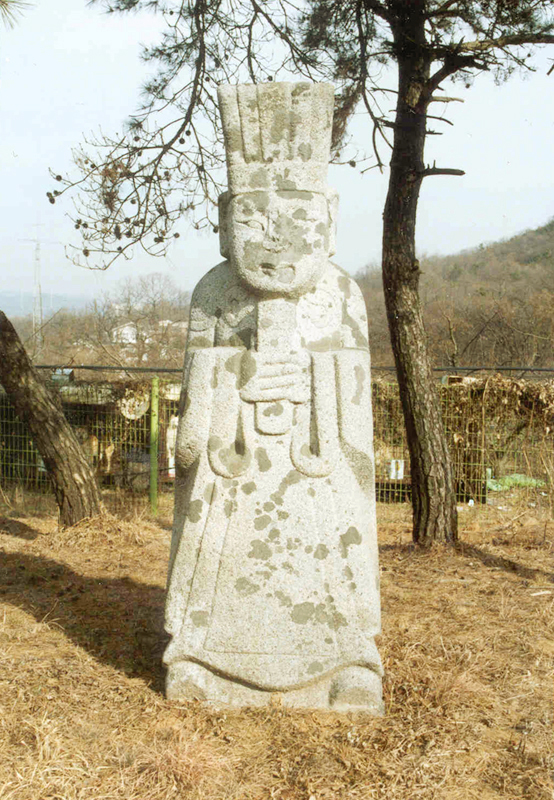 문인석(좌측)
