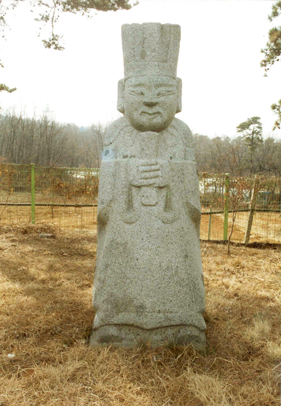 문인석(우측)