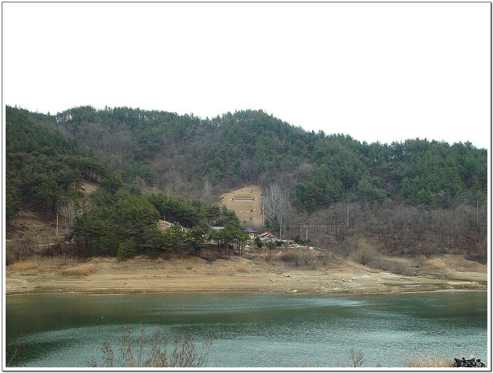 ○ 미륵원지는 고려말 황윤보(黃允寶)에 의해 건립되어 여말선초 회덕황씨가의 적선(積善)에 의해 운영된 역사 깊은 생활유적이다.
