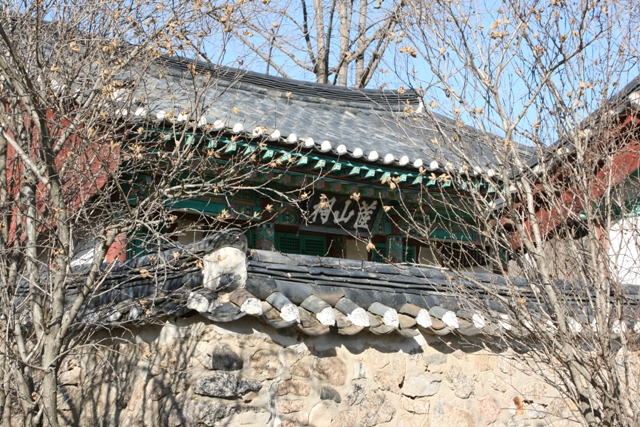 채산사(茝山祠)는 조선 말기의 위정척사사상을 주창한 유학자이자 항일 의병장인 면암(勉菴) 최익현(崔益鉉, 1833~1906)선생과 항일 독립운동가인 염재(念齊) 최면식(崔勉植, 1981~1941)선생의 업적을 기리기 위하여 건립한 사당