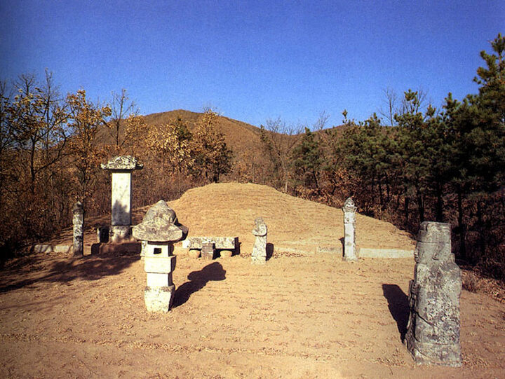 신립장군묘역전경