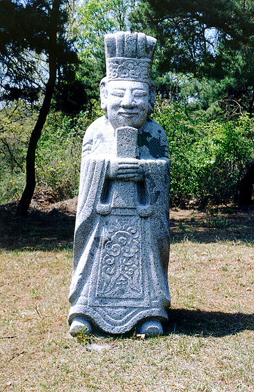 문인석(좌측)