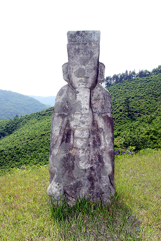 우측문인석