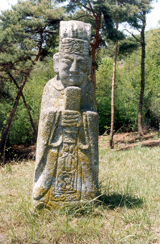 문인석(좌측)