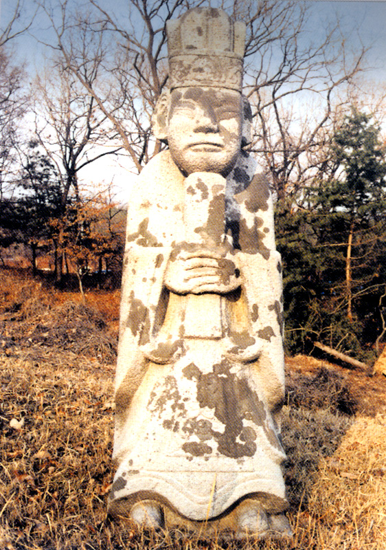 김육묘의문인석(왼쪽)
