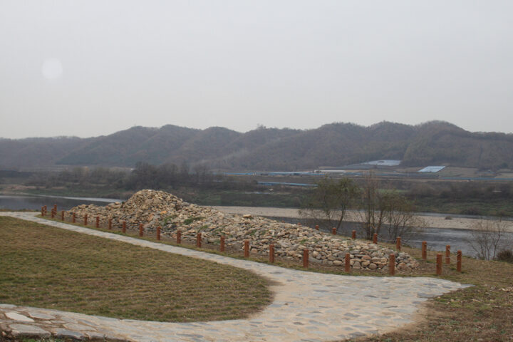 연천학곡리적석총전경
