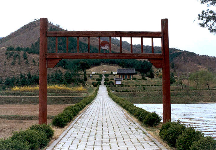 의암유인석묘역전경