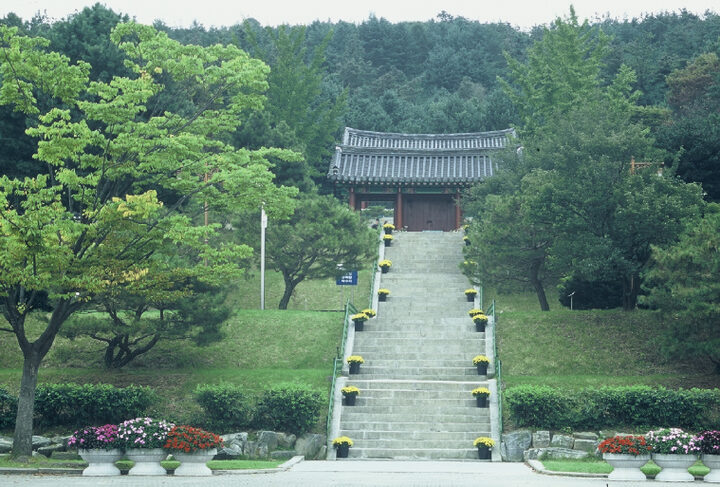 추모각:유관순 열사의 애국정신을 기리고 영혼을 추모하기 위하여 매봉산 아래에 건립하였고 추모각에는 유열사의 입상이 모셔져 있다.