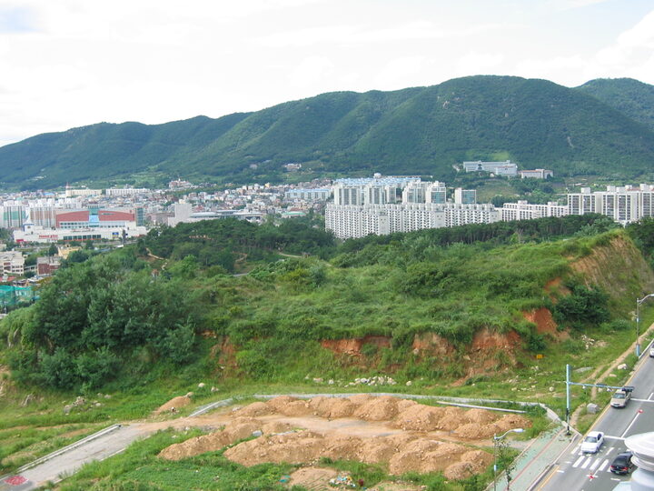 김해구산동백운대고분 원경(1)