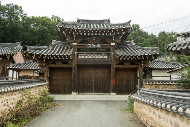 용강서원 충열사 입구