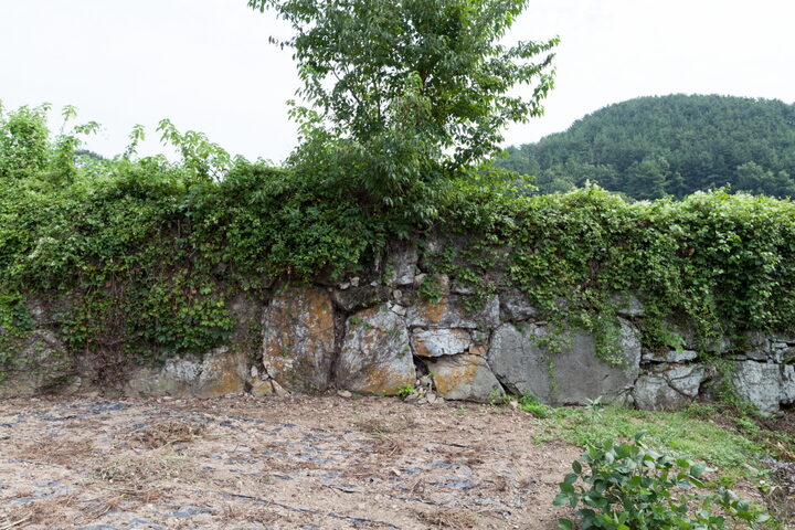 거제 구율포성_잔여성곽원경1 (촬영년도 : 2015년)