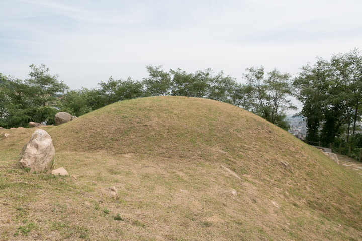 김해구산동백운대고분_근경2 (촬영년도 : 2015년)