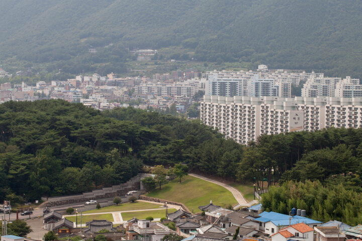 김해구산동백운대고분_원경 (촬영년도 : 2015년)