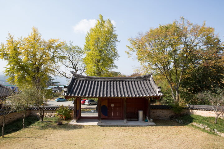 용산서원_나가는 방향 (촬영년도 : 2015년)