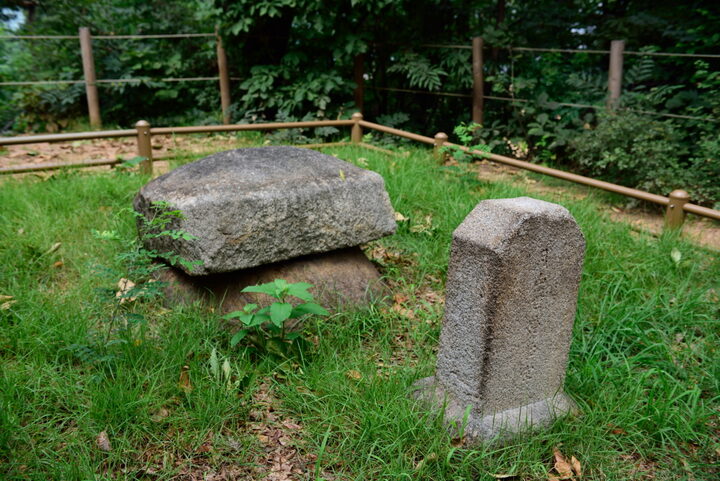 월산대군 이정 태실_좌측 (촬영년도 : 2015년)