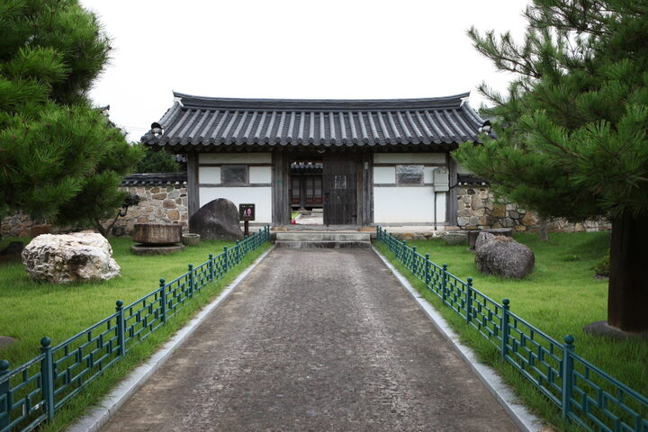 구고사및김완장군부조묘_고택입구 (촬영년도 : 2015년)
