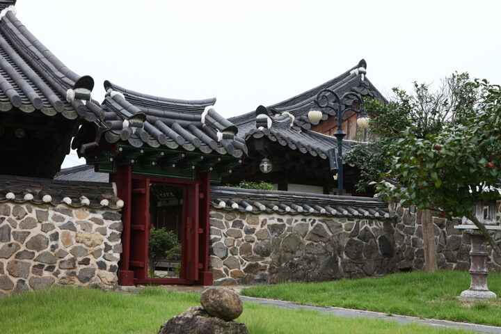 구고사및김완장군부조묘_동문 (촬영년도 : 2015년)