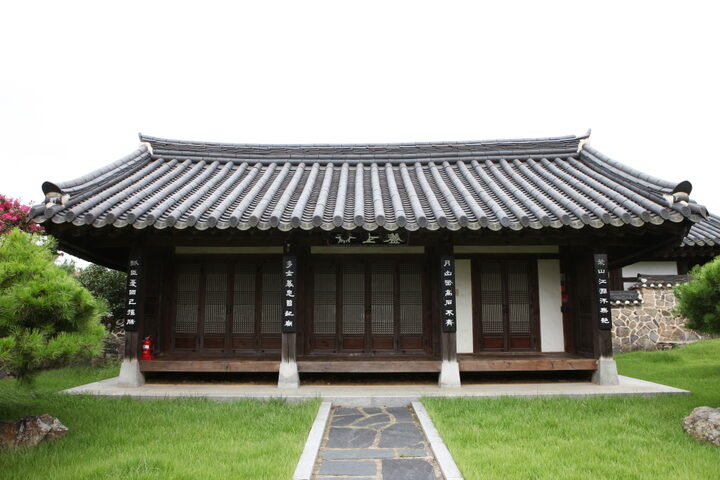 구고사및김완장군부조묘_안채 (촬영년도 : 2015년)