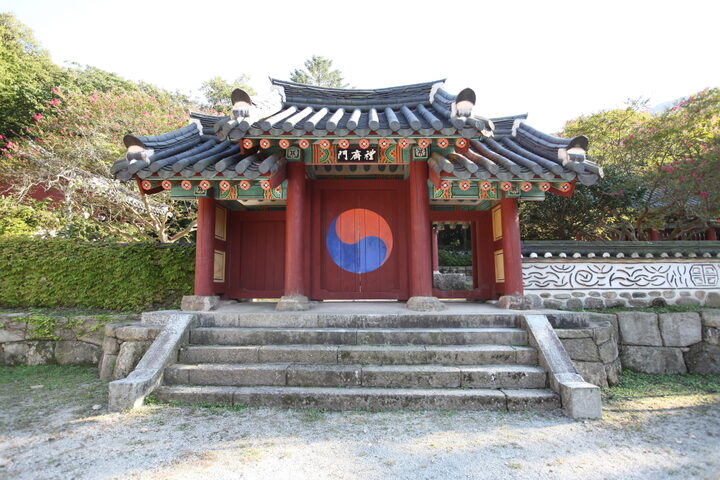 표충사_외삼문 (촬영년도 : 2015년)