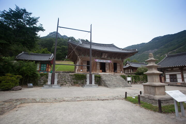 내소사일원_삼층석탑과 대웅보전 (촬영년도 : 2015년)