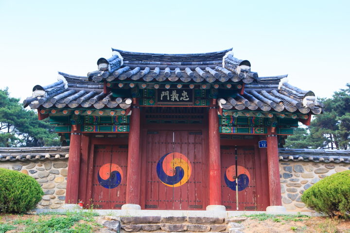 공주귀산리만경노씨삼의사생가지_삼문 (촬영년도 : 2015년)