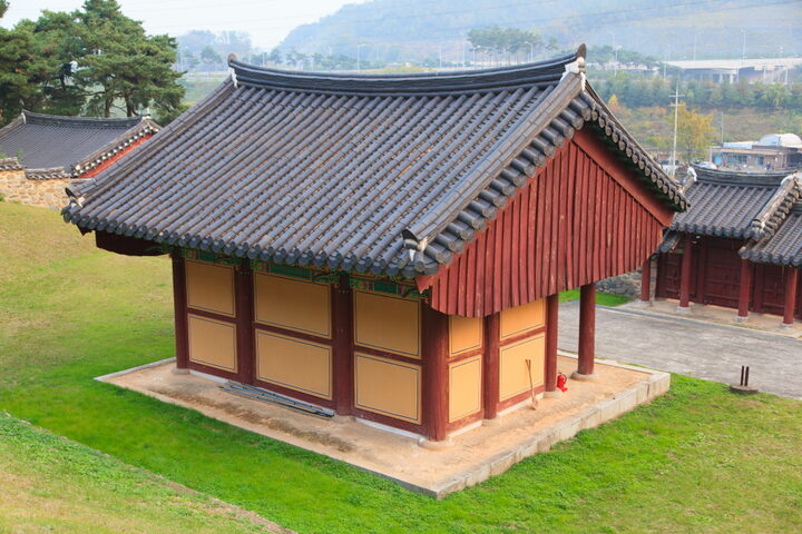 공주귀산리만경노씨삼의사생가지_삼의사 뒷면 전경 (촬영년도 : 2015년)