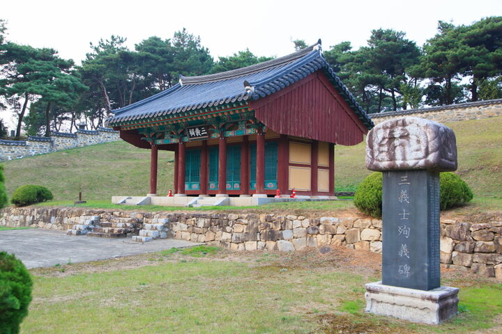 공주귀산리만경노씨삼의사생가지_삼의사와 신도비 (촬영년도 : 2015년)
