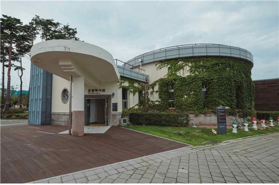 현재 공원역사관으로 활용중인 구 부산미군장교클럽(부산연구원)