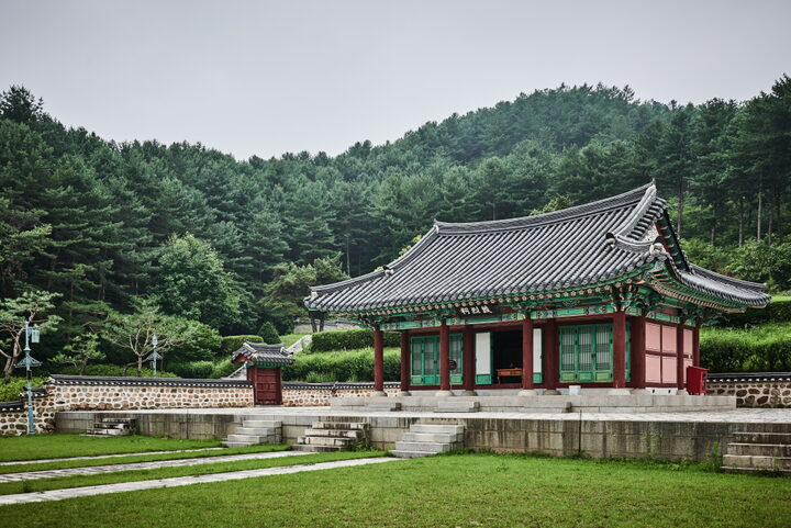 춘천의암유인석묘역_정측면 (촬영년도 : 2016년)