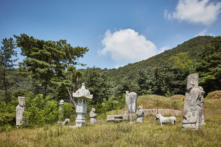 이준선생묘 우측면