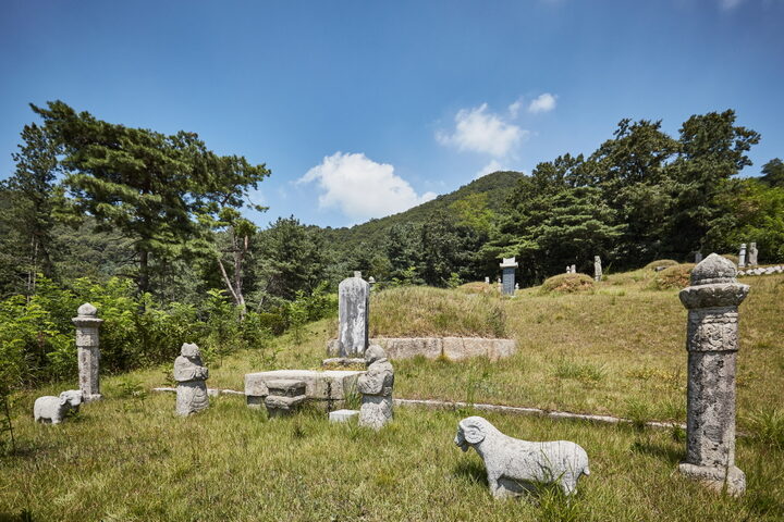 이준선생묘 측면