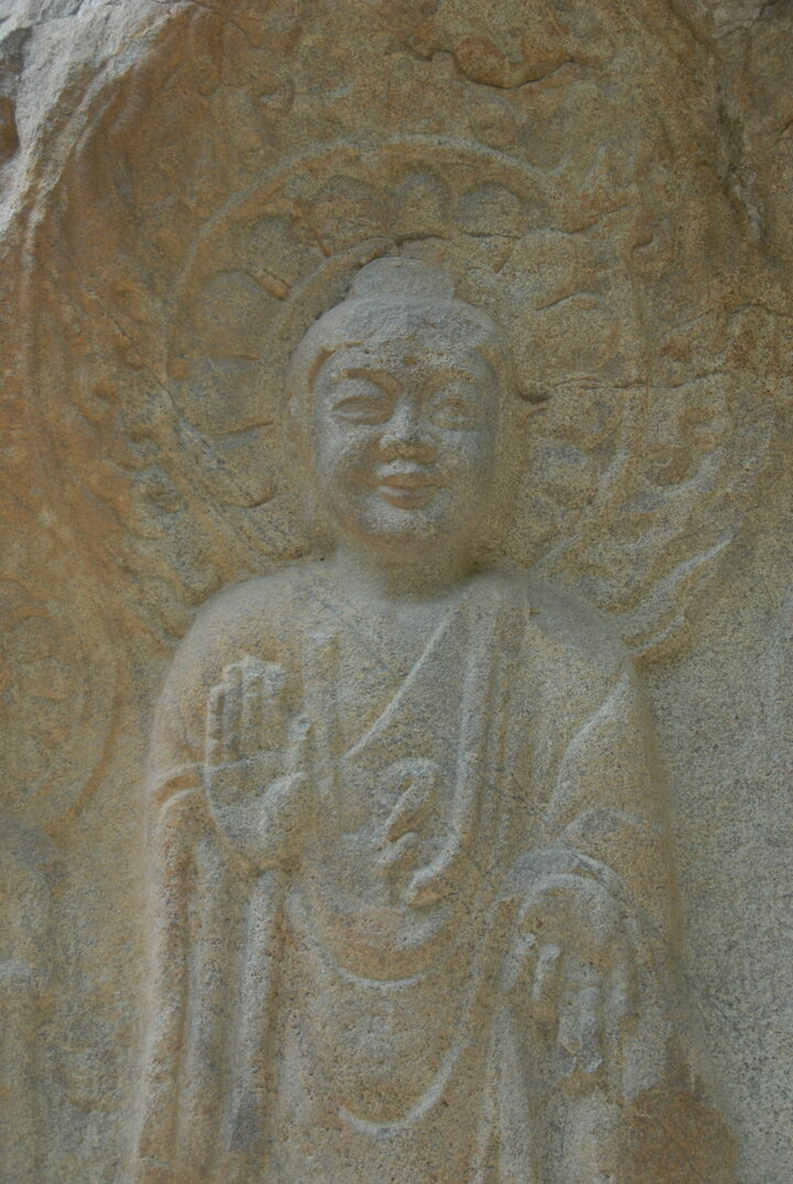 본존불입상