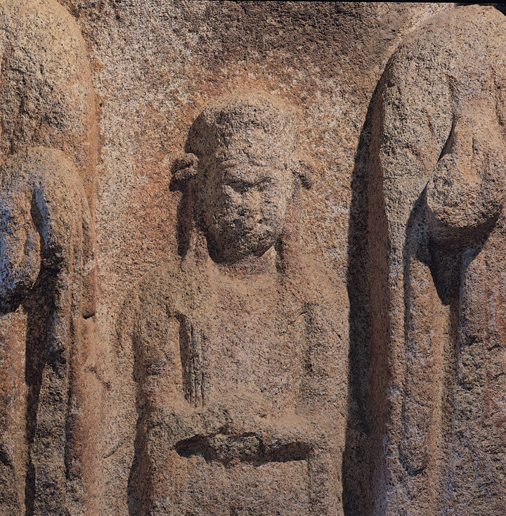 삼존불 중 중앙의 보살 입상